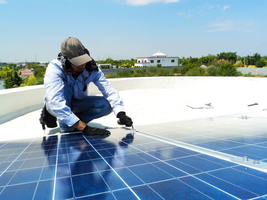 Instalación de paneles solares fotovoltaicos en una casa que aprovecha la energía solar fotovoltaica