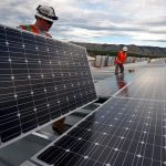 Operarios instalando paneles solares fotovoltaicos