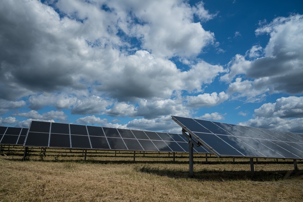 Paneles solares en un día nublado